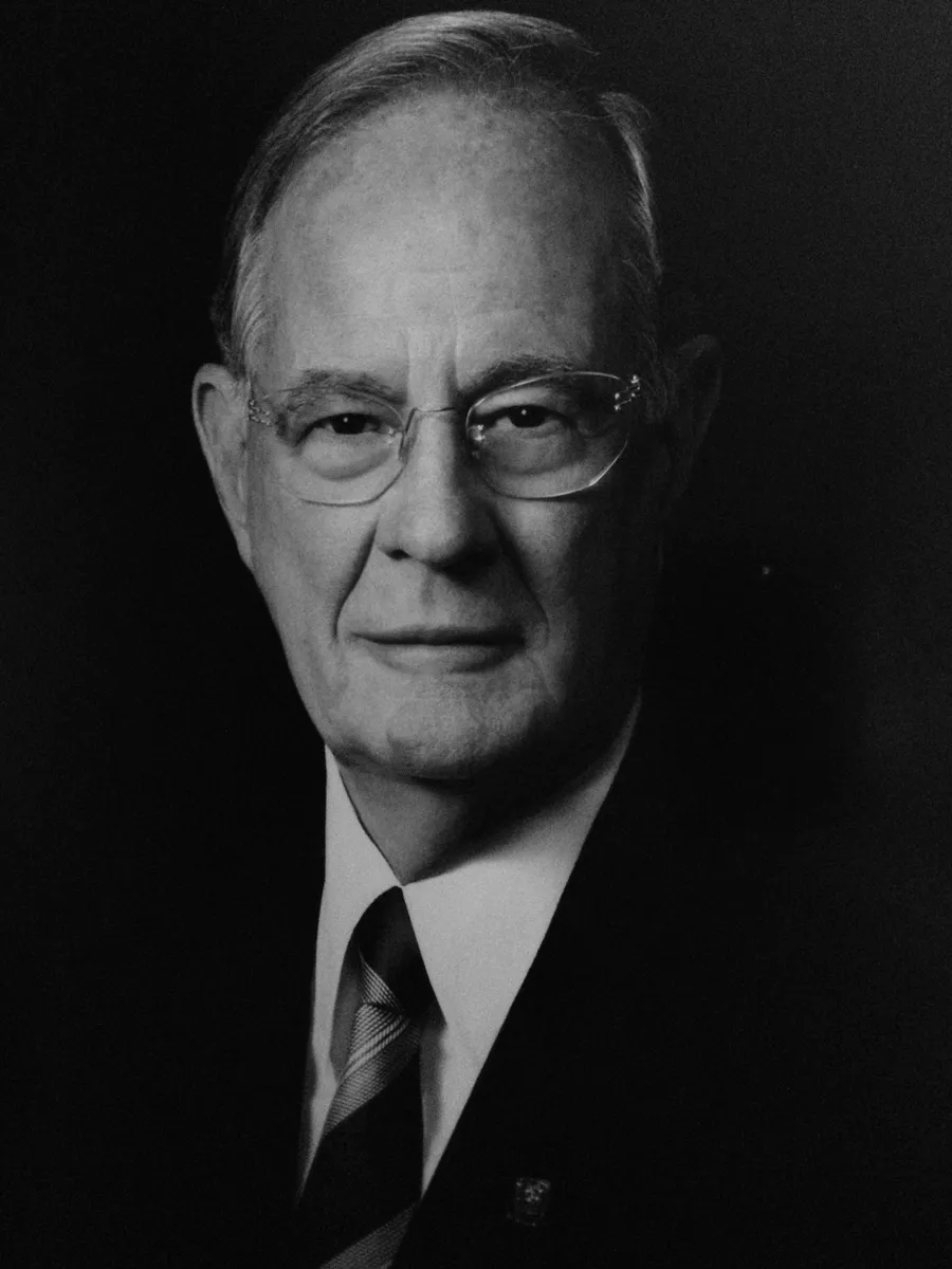Formal portrait of engineer Daniel Ruiz Fernández, in a dark suit and tie, against a neutral background.